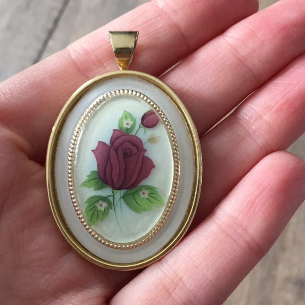 Vintage gold necklace rose pendant
